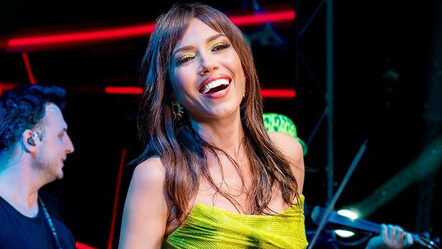 Burcu Güneş Hint milyardere misafir oldu, 500 milyon dolarlık teknede şarkılarını söyledi - magazin