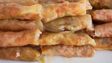 Dağılıyorsa bundan böyle dert etmeyin! Bu yöntemle lahana sarma asla dağılmıyor ve yapraklar açılmıyor - yemek
