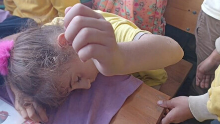 Uyuma numarasını öğretmen ve arkadaşları ortaya çıkardı: Minik kızın komik anlar kamerada - egitim