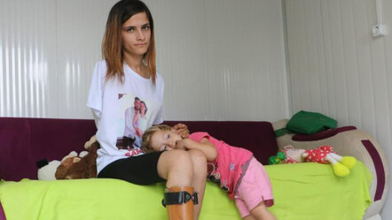 Depremde tek kolunu ve ayak parmaklarını kaybeden anneden yardım çığlığı: Kızımın elini tutup parka götürmek istiyorum - gundem