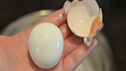 Ne yapsak da kabuklarını soyamıyoruz! Yumurtanın kaynama suyuna bir damla eklemek yeterli oluyor - yasam