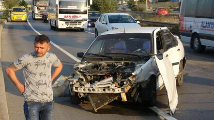 Bariyerlere çarpıp hurdaya döndü, burnu bile kanamadan araçtan çıktı! 3. araç iddiası ortalığı karıştırdı - gundem