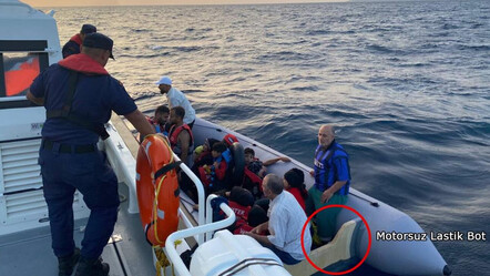 Yunanistan'ın vicdansızlığı: Motorunu söktükleri lastik bottaki 20 kaçak göçmeni ölüme terk ettiler - gundem