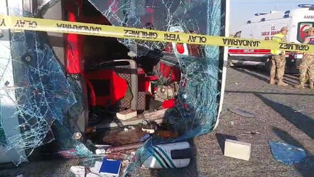 Sabah saatlerinde katliam gibi kaza! Otomobille çarpışan otobüs devrildi: 2 ölü, 25 yaralı - gundem