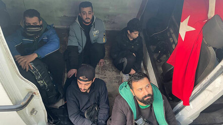Polisten kaçarken kaza yapan araçtan 10 düzensiz göçmen yakalandı - gundem