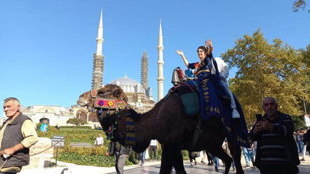 Asırlık gelenek düğüne renk kattı! Gelin ve damat hamama deveyle geldi - yasam