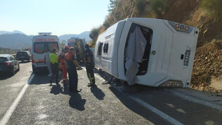 Marmaris'te personel servisi ile otomobil çarpıştı! Yaralılar var - gundem