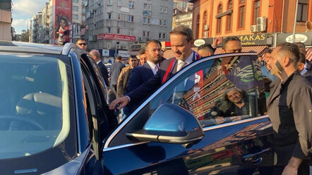 Enerji Bakanı Bayraktar önce esnafı ziyaret etti sonra Togg'un direksiyonuna geçti - ekonomi
