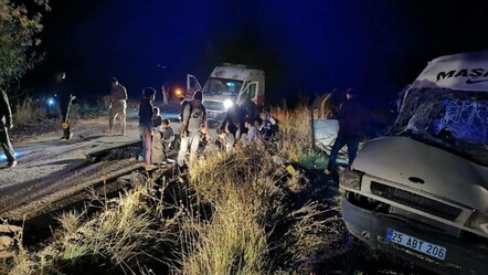 Kaçak göçmenleri taşıyan minibüs devrildi: Çok sayıda yaralı var - gundem