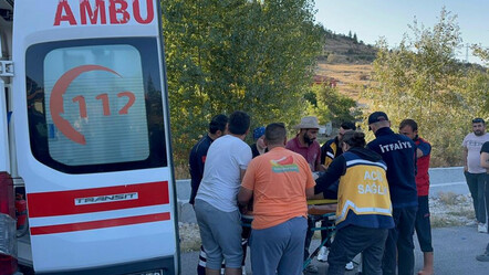 Kamyonet ile otomobil çarpıştı, feci kazada 5 kişi yaralandı - gundem