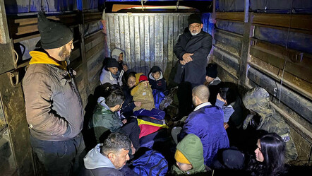 Jandarmanın dikkatinden kaçmadı! Kamyon kasasında 17 düzensiz göçmen yakalandı - gundem