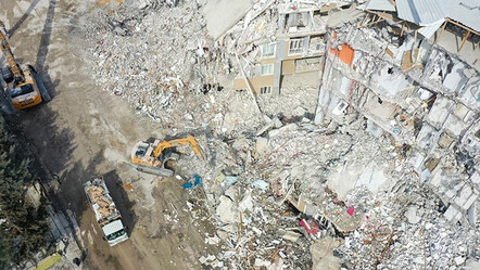 Kahramanmaraş depremlerinde 38 kişiye mezar olan Emek Apartmanı kaçak yapılmış - politika