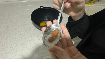 Kek yapmak isterken kırdığı yumurta hayrete düşürdü - ekonomi