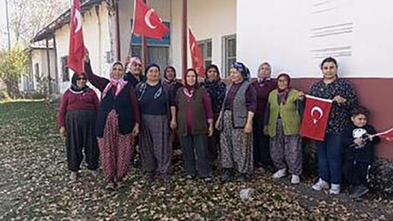 Çocuk olmayan köyde Cumhuriyet'in 100. yılını ezberledikleri şiirlerle kutladılar - gundem