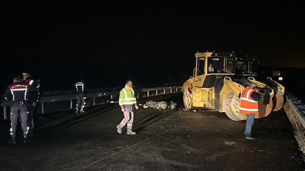 Trafiğe kapalı yolda feci kaza! Motosiklet park halindeki iş makinasına çarptı: 2 ölü - gundem