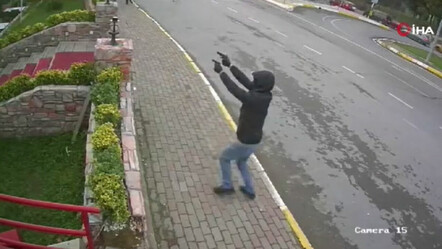 Küçükçekmece'de maskeli saldırganlar dehşet saçtı: O anlar anbean kamerada - gundem