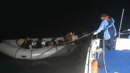 Yunan unsurları ölüme terk etti! 77 kaçak göçmen kurtarıldı - gundem