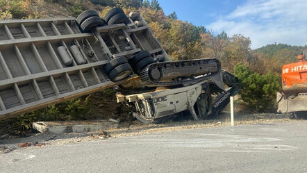Çorum'da feci kaza! İş makinesi yüklü tır devrildi: 2 ölü - gundem