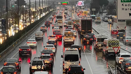 İstanbul'da yağış başladı... Trafik kilitlendi - gundem