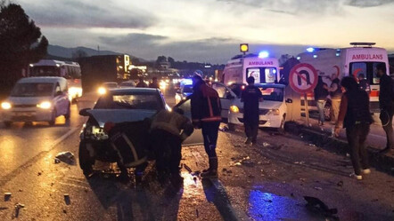 Bursa'da can pazarı! İki otomobil çarpıştı: Ölü ve yaralılar var - gundem