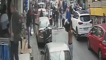 Çaycıların dedikodu kavgası kamerada: Variller çekpaslar havada uçuştu - ekonomi