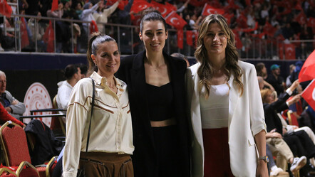 Bahar Çağlar Ökten ve Tuğçe Canıtez milli maç öncesi törenle basketbola veda etti - spor