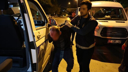 Adana'da hareketli anlar! 'Dur' ihtarına uymadı, polisi ezip kaçmak istedi - gundem