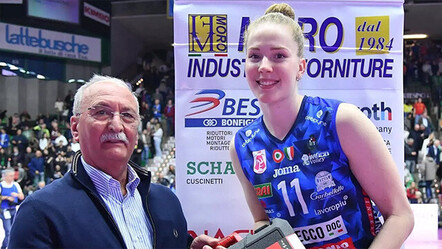 Maçın oyuncusu Isabelle Haak'a 'matkap seti' hediye edildi - VOLEYBOL