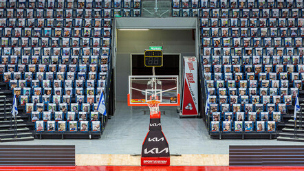 İsrailli rehinelerin yakınları Netanyahu'yu protesto etmek için spor salonunda bir araya geldi - dunya