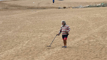 Turistler gidince define avcıları plaja indi: Karış karış gezip değerli eşya aradılar - gundem