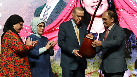 Cumhurbaşkanı Erdoğan'ı duygulandıran hediye! Aybüke öğretmenin sazını görünce gözyaşlarını tutamadı - gundem