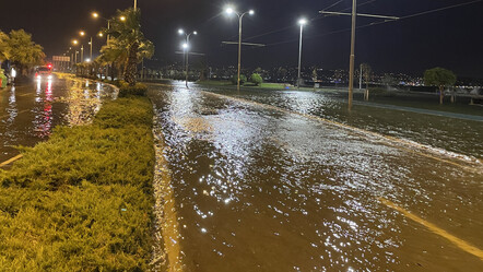 İzmir'de deniz taştı! Vatandaşlar siren sesleriyle uyandı - gundem