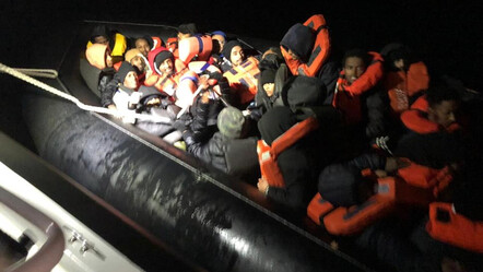 Yunanistan’ın botlarını patlattığı 47 göçmen sürüklenirken kurtarıldı - dunya