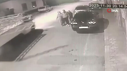 Adana'da akıl almaz kaza! Ailesi ile yolda yürüyen kadına kamyonetin kapağı çarptı - gundem