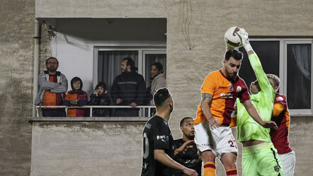 Pendikspor - Galatasaray maçına elektrik kesildi, balkonlar tribüne döndü - spor