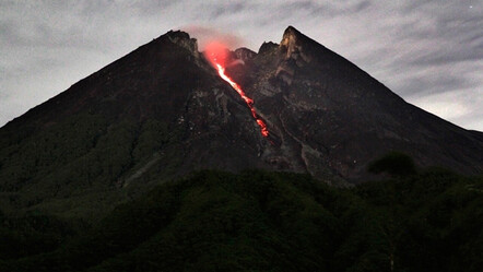 Merapi Yanardağı'nda patlama: 11 dağcı hayatını kaybetti, 12 kişi aranıyor - dunya