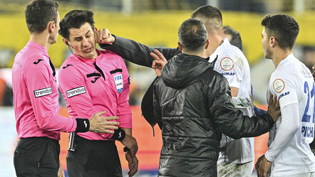 Türk futbolunda kara gece! Hakem Halil Umut Meler'e sahada linç girişimi... Ankaragücü Başkanı yumrukladı, yöneticiler tekmeledi - spor