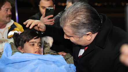 'Bacaklarımı hissetmiyorum' diyerek gözyaşı döken Gazzeli küçük kız Türkiye'de - magazin