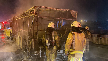 Facianın eşiğinden dönüldü! İETT otobüsü alev alev yandı - gundem