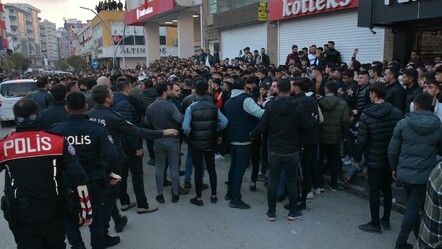 Kur’an-ı Kerim’i yırtma girişiminde bulunan şahıs tutuklandı! Linçten polis kurtardı - gundem