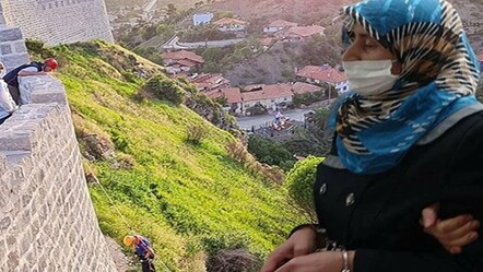 Şizofreni hastası oğlunu surlardan aşağı itmişti… Cani annenin cezası belli oldu! Ayaklarıyla defalarca tepti - gundem