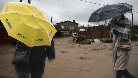Dereler taştı, mahalleler su altında kaldı, İstanbul'da da başladı... Şiddetli yağış tam 38 saat sürecek! - gundem
