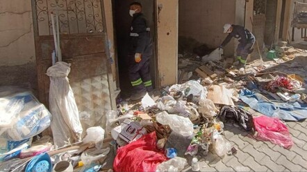 Evden gelen kötü kokular mahalleliyi bezdirdi: 10 kamyon çöp çıkarıldı - guncel