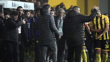 İstanbulspor - Trabzonspor maçında görülmemiş olay! Başkan takımı sahadan çekti - spor