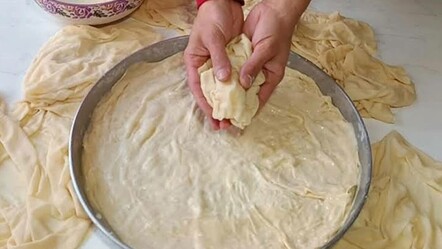 Ev hanımları dikkat! Yufkaya 1 kaşık bunu sürün ne yırtılıyor ne dağılıyor! Baklavacıların gizli sırrı bu - ekonomi
