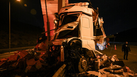 İstanbul'da feci kaza! Kağıt gibi katlandı - gundem