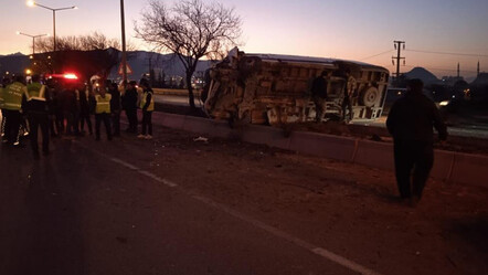 Afyonkarahisar’da can pazarı! İşçi servisi refüje devrildi, çok sayıda yaralı var - gundem
