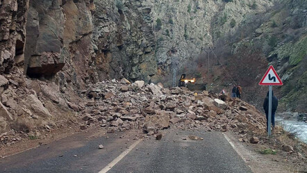 Artvin-Ardahan kara yolunda korkutan anlar: Kaya kütleleri yola uçtu - guncel