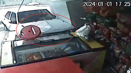 Babasından araba kullanmayı öğrenen acemi şoför virajı alamayınca büfeye daldı - gundem