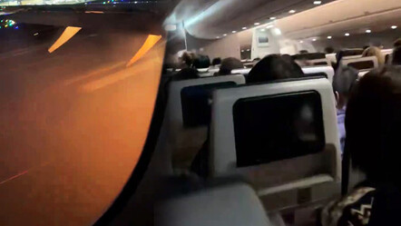 Japonya'da alev alan uçağın içinden tüyler ürperten görüntüler - dunya